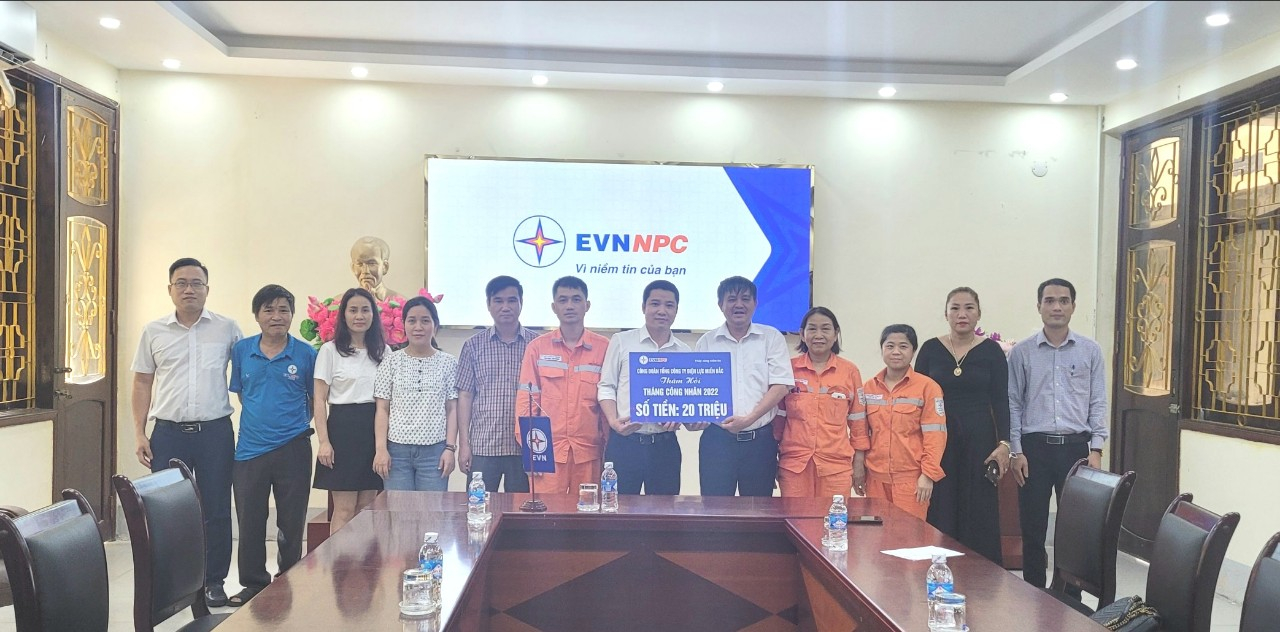 Công đoàn Xí nghiệp Dịch vụ Điện lực Nghệ An thăm hỏi CBCNV trong đơn vị mùa nắng nóng